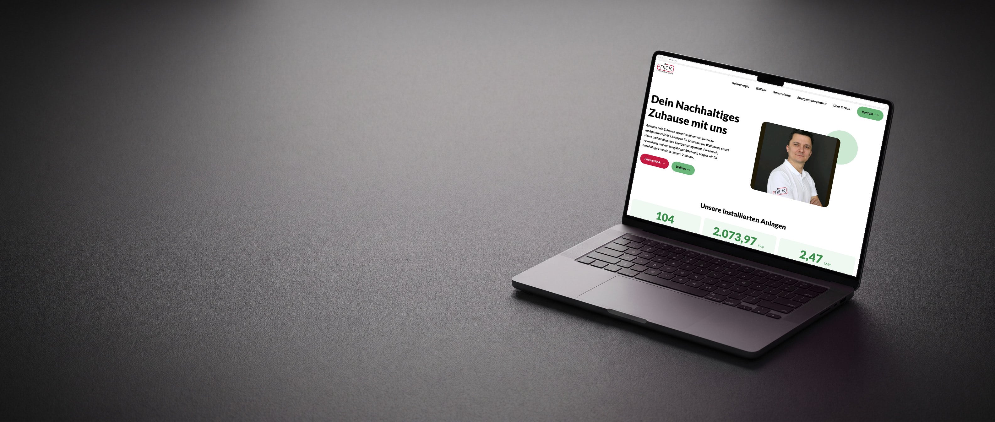 Die Website von enick Elektrotechnik auf einem Notebook