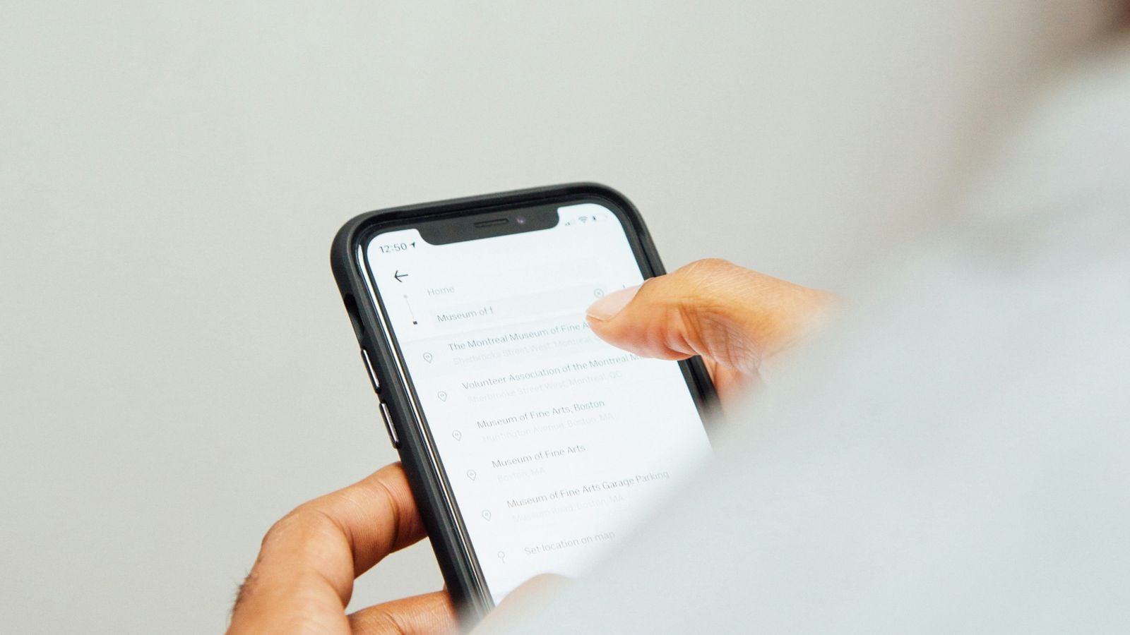Person bedient eine App auf einem Smartphone