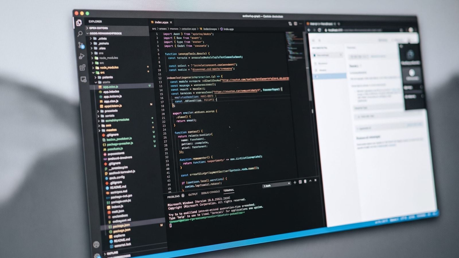 Ein Bildschirm mit einem dunklen Code-Editor samt Dateibaum und Terminal, daneben ein schmaler Bereich mit der laufenden Anwendung