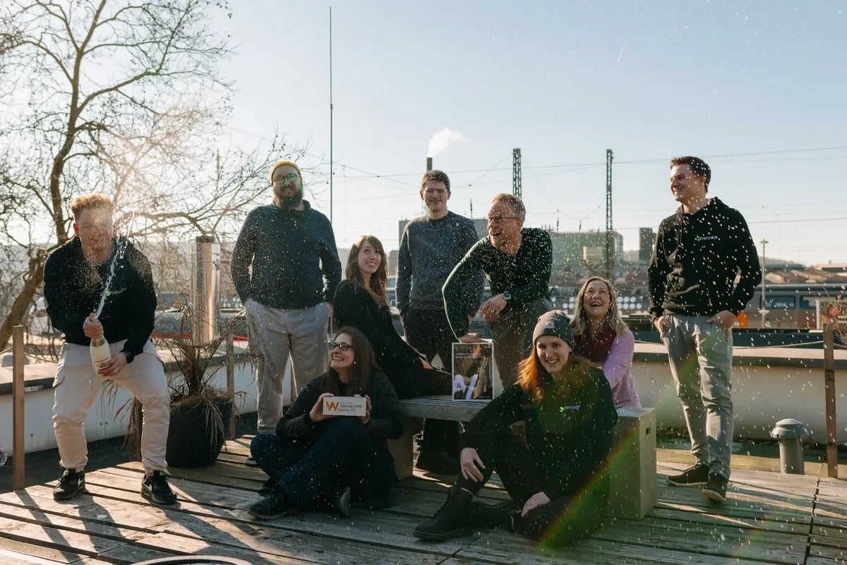 Das Team von tenolo auf der Dachterrasse