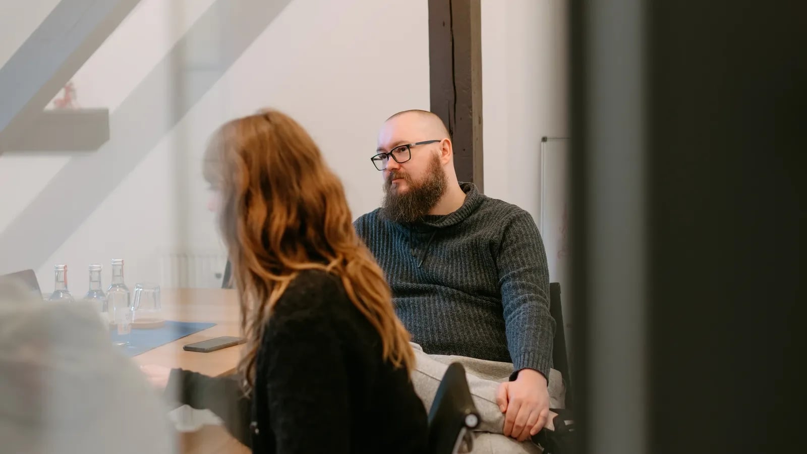 Gespräch über eine Anwendung im Büro von tenolo