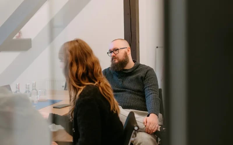 Gespräch über eine Anwendung im Büro von tenolo