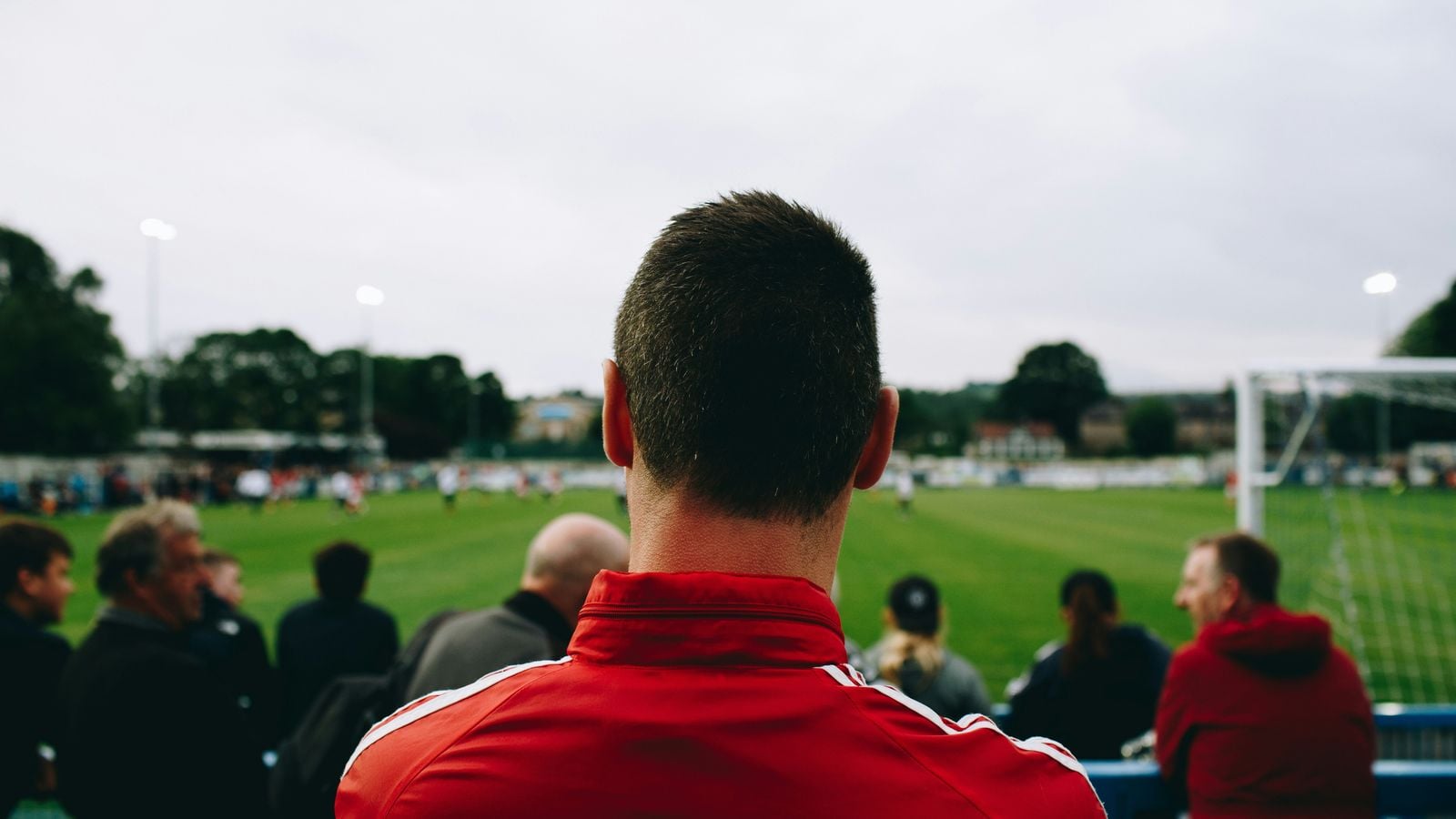 Zuschauer bei einem Fußballspiel