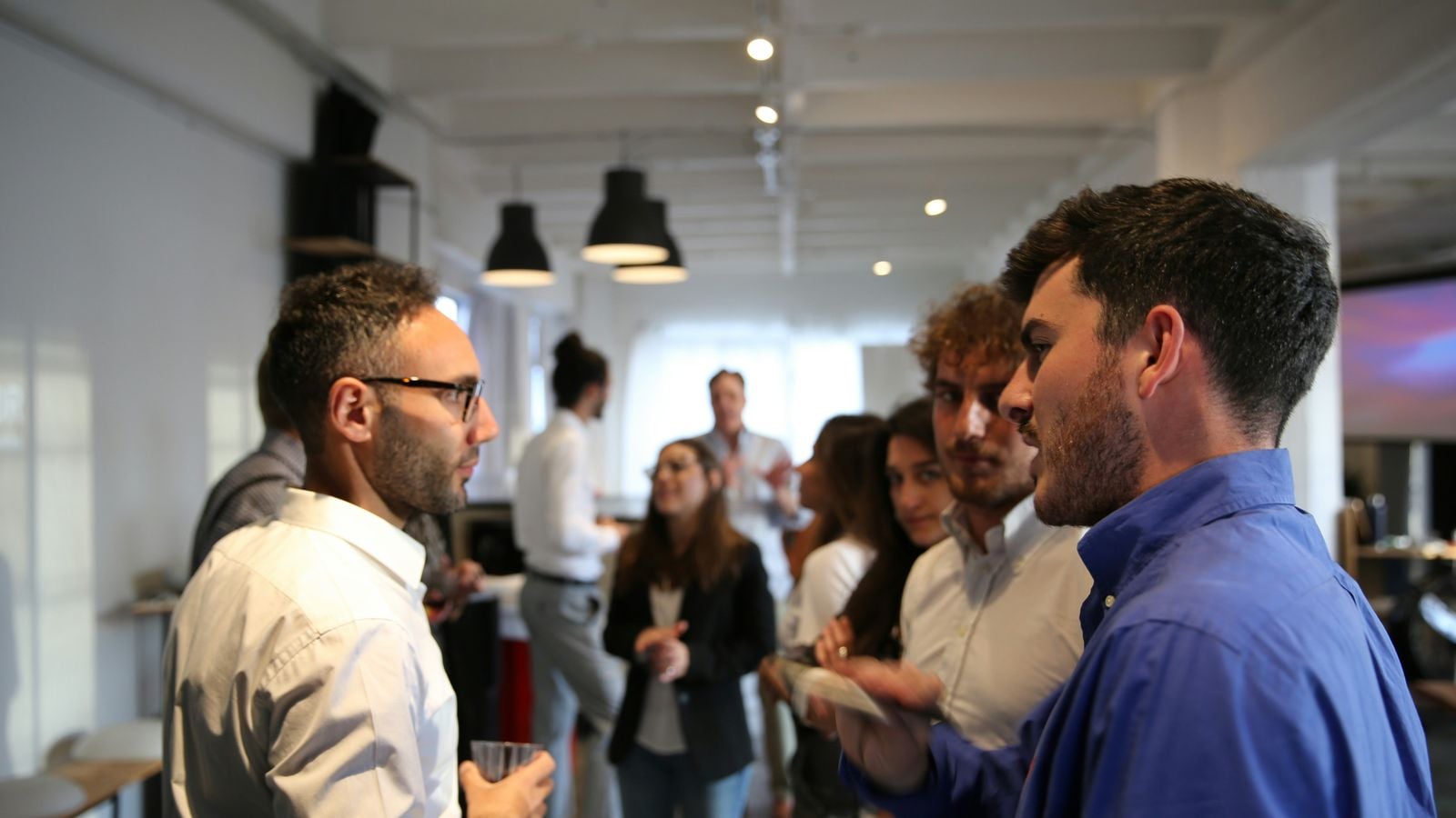 Zwei Personen tauschen sich aus bei einem Workshop