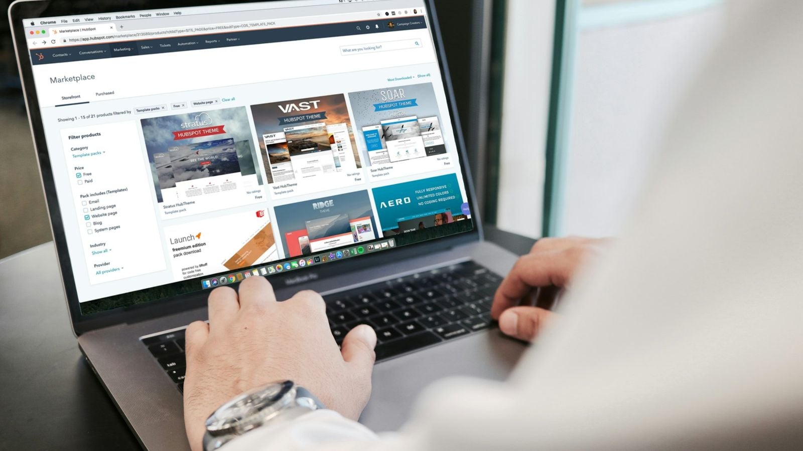 Eine Person arbeitet am Laptop an einem Onlineshop.