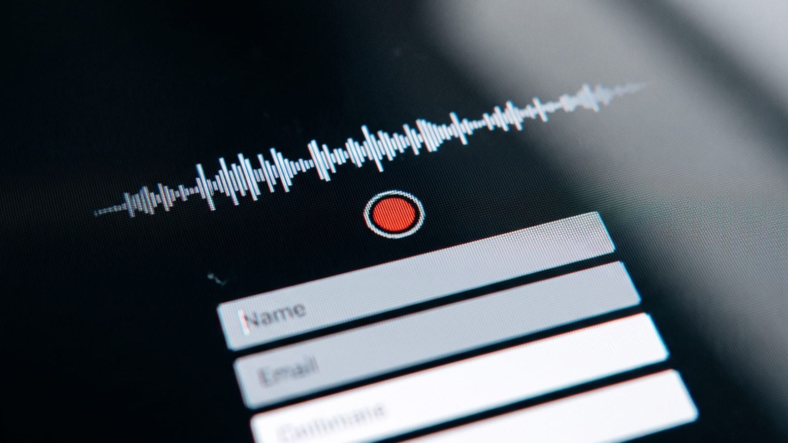 Ein Bildschirm mit einer Ansicht in Telefonbreite: eine Tonspur, darunter eine rote Aufnahmetaste und ein Formular mit vier ausgefüllten Feldern