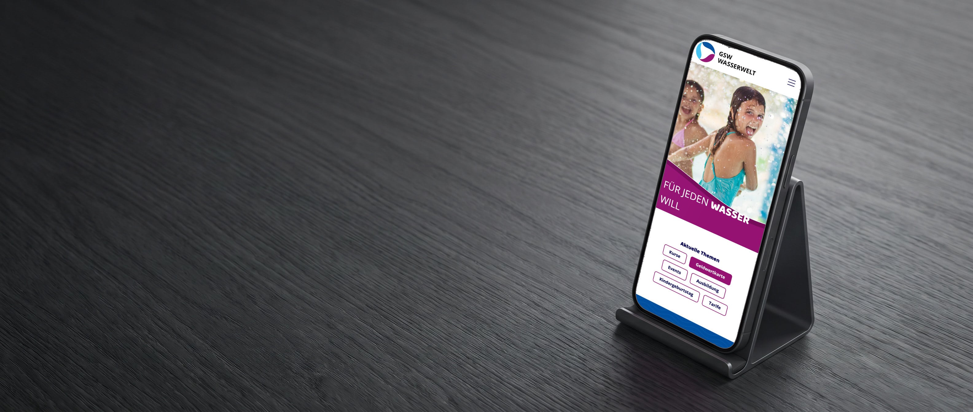 Die Website der GSW Wasserwelt auf einem Telefon