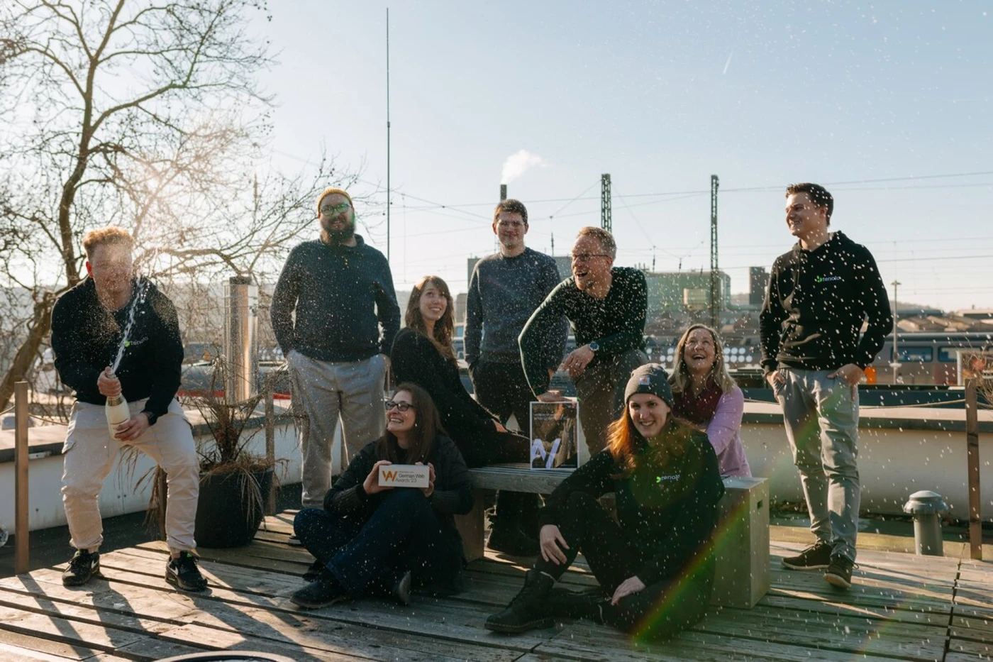 Tenolo Crew auf der Dachterasse